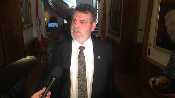 Charles Murray en entrevue à l'Assemblée législative du Nouveau-Brunswick.