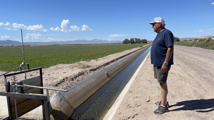 Charles Sherrill devant son système d'irrigation pour sa ferme