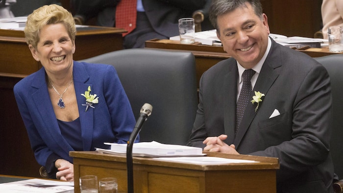 L'ex-première ministre de l'Ontario Kathleen Wynne et Charles Sousa alors qu'il était ministre des Finances à Queens Park.
