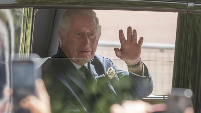 El rey Charles I﻿II llega a Buckingham.