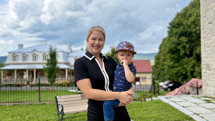Karianne Bourassa tient son fils dans ses bras.