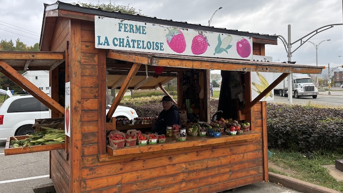 Un homme dans son kiosque alimentaire à Beaupré