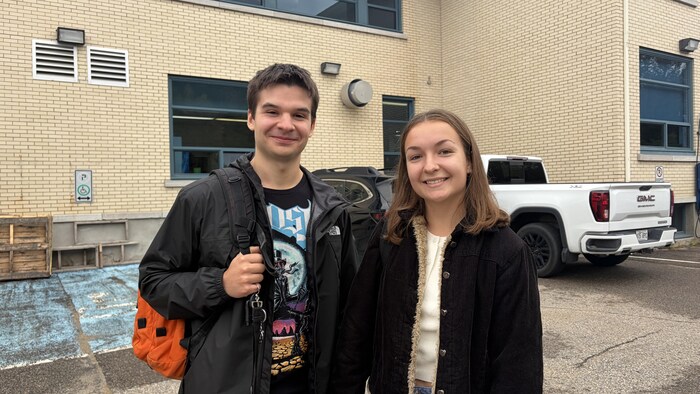 Deux jeunes électeurs de La Malbaie devant le Cégep