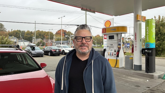 Un électeur à une station d'essence de Château-Richer