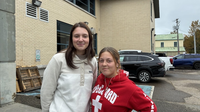 Deux jeunes électrices devant le Cégep de Charlevoix