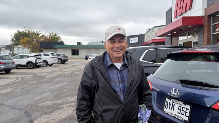 Un citoyen devant un épicerie de Clermont