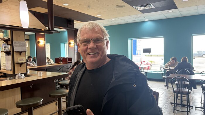 Une personne dans un restaurant de La Malbaie