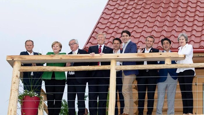 Les chefs d'État admirent la vue sur le balcon du chalet Black Bear.