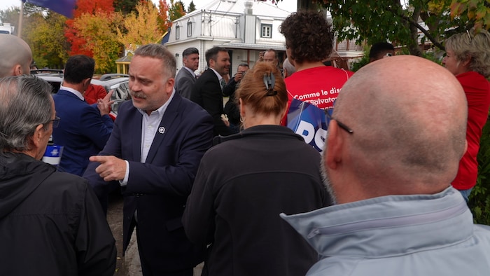 Le candidat et le chef péquiste entouré de militants à Baie-Saint-Paul