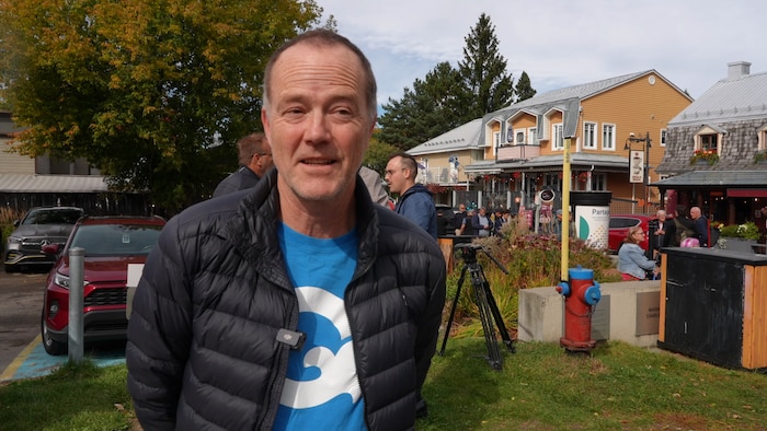 Un militant péquiste sur la rue Saint-Jean Baptiste 