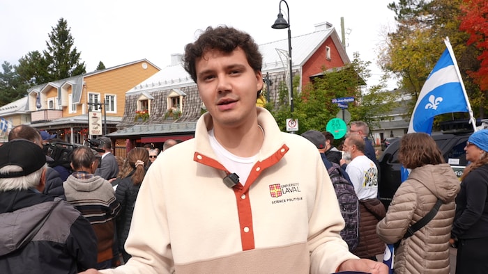 Une personne au rassemblement péquiste à Baie-Saint-Paul