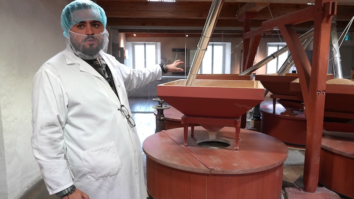 Le responsable des opérations du moulin explique les composantes de la production