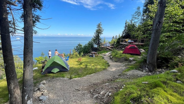 Un terrain de camping sur le bord du fleuve