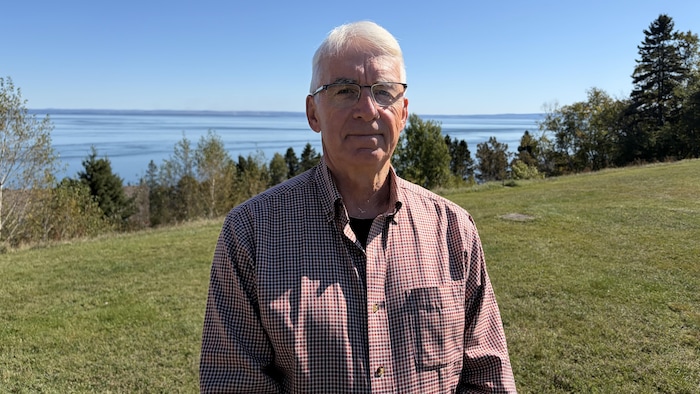 Le maire devant le fleuve Saint-Laurent.
