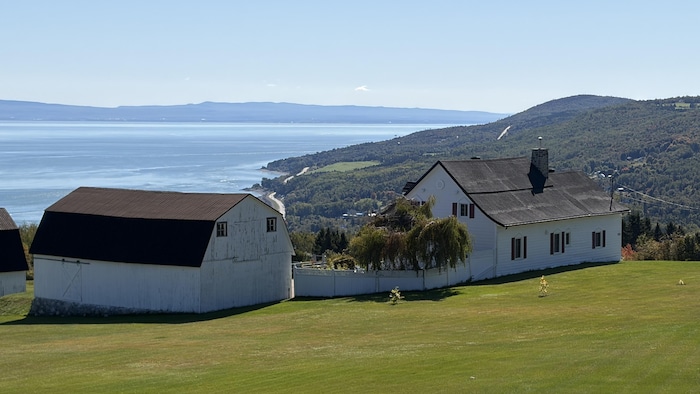 Les montagnes de Saint-Irénée devant le fleuve.