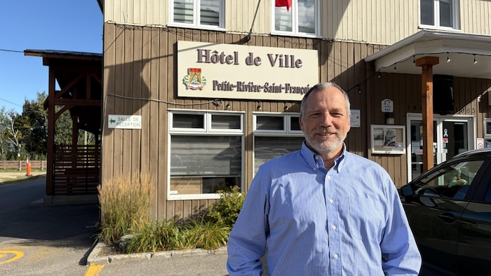 Le maire devant l'hôtel de ville.