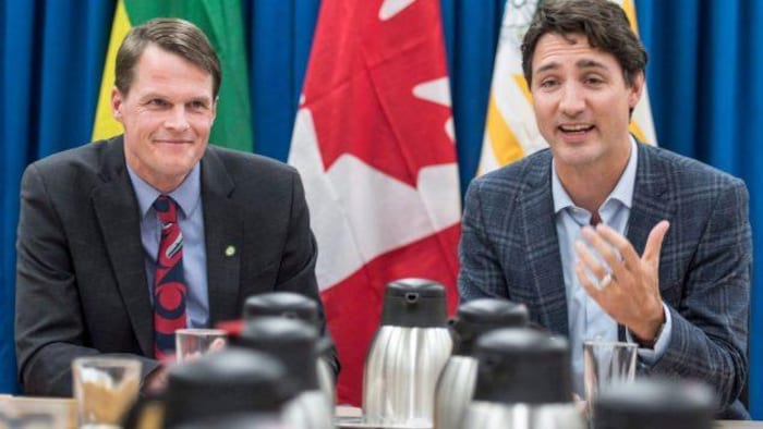 Le premier ministre Justin Trudeau avec le maire de Saskatoon, Charlie Clark, lors d'une conférence de presse.