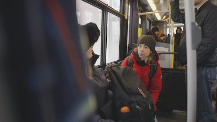 Charlie* accorde une entrevue à Radio-Canada dans un autobus.