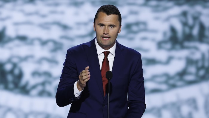 Charlie Kirk parle au lutrin.