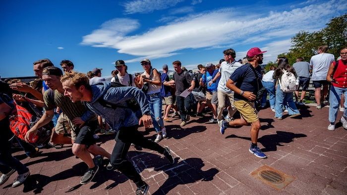 Des personnes s'enfuient après qu'un coup de feu a été tiré sur Charlie Kirk.