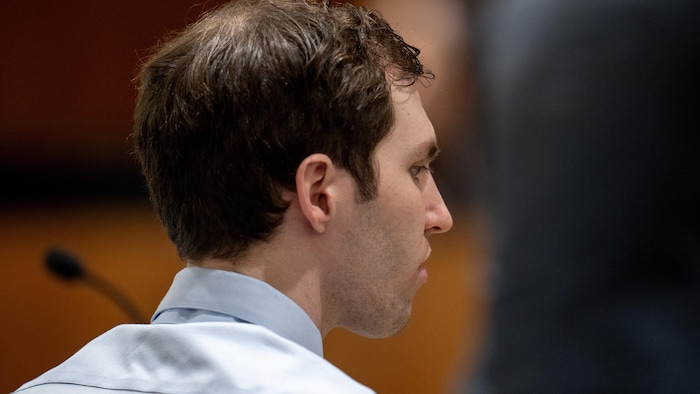 Un homme de dos dans un palais de justice