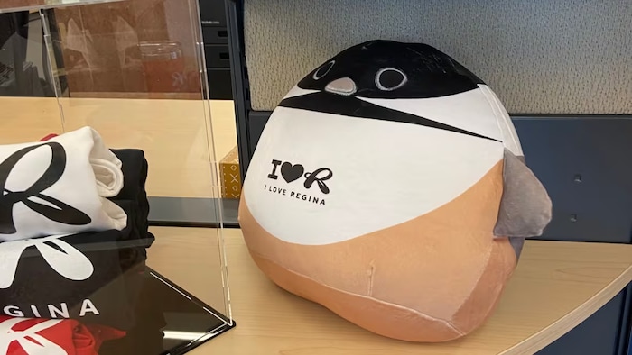 Un peluche avec le logo I Love Regina.