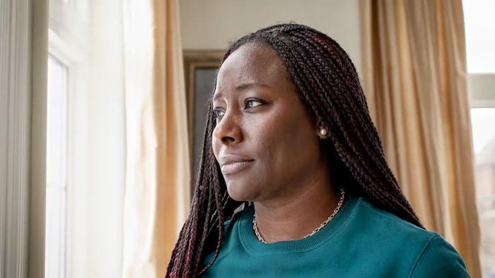 Charline Grant regarde par la fenêtre.