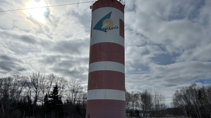 Un réservoir en forme de tour.