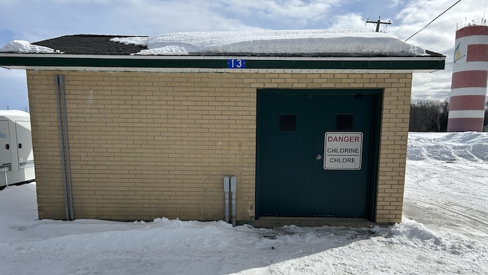 Un petit bâtiment abritant un puits.
