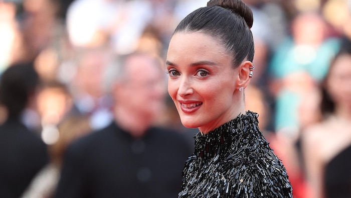 Charlotte Le Bon sur un tapis rouge.   