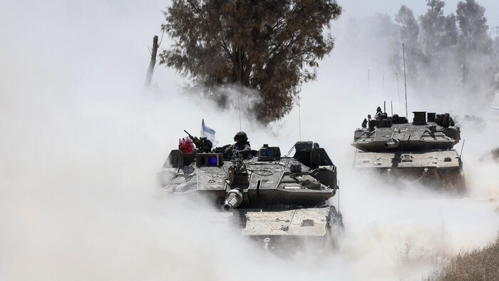 Des véhicules militaires israéliens se déploient à la frontière sud d'Israël avec la bande de Gaza, le 20 mai 2025.