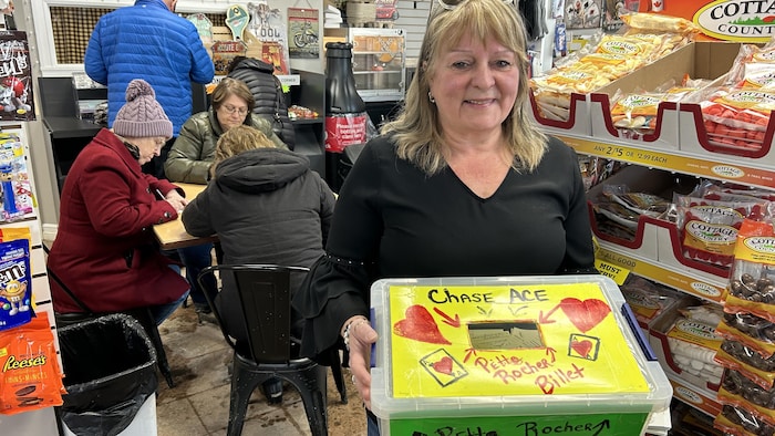 Suzanne Landry, propriétaire du dépanneur Ultramar Ramsay RSL de Campbellton, doit gérer un flot incessant d'acheteurs de billets pour la Chasse à l'as du Club VTT Chaleur de Petit-Rocher.