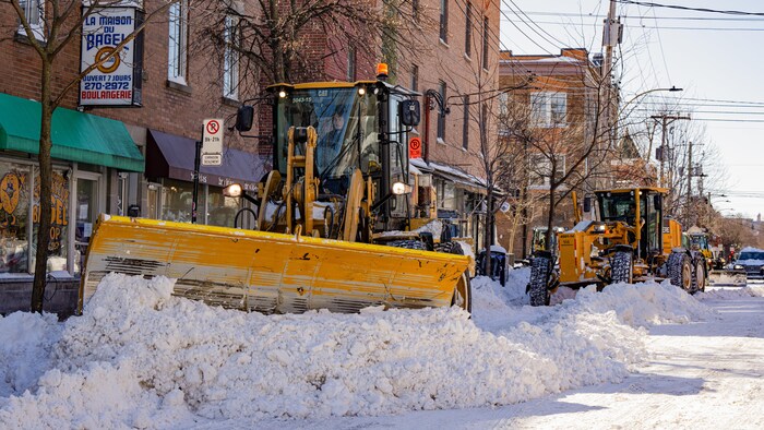 Des déneigeuses à l'œuvre dans les rues de Montréal.