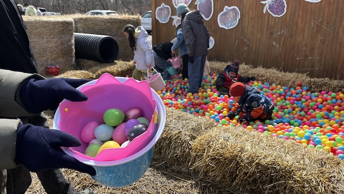Des enfants dans les jeux de balles.