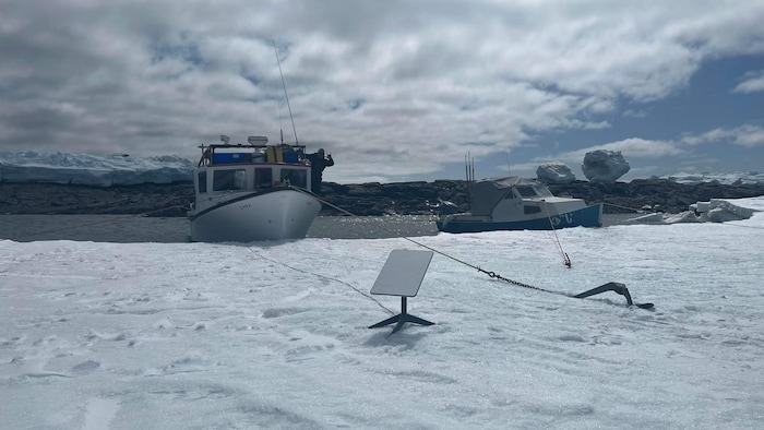 L'antenne est posée sur la glace.