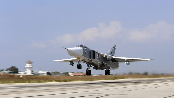 Un avion décolle.