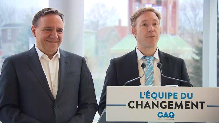 François Legault et Youri Chassin, dimanche, lors de l'annonce de la candidature de l'économiste dans Saint-Jérôme
