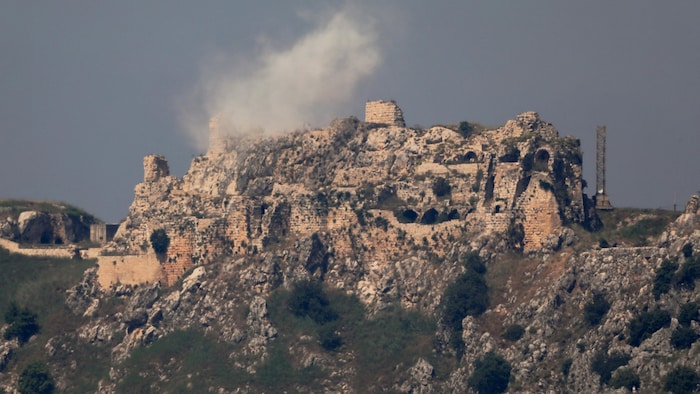 De la fumée s'élève du château de Beaufort, au Liban, à la suite des frappes.