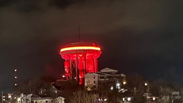 Le château d’eau du centre-ville de Sudbury en rouge.