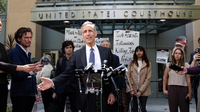 William Savitt, l'avocat d'OpenAI, s'exprime devant le palais de justice, le 12 mai 2026 à Oakland, en Californie.