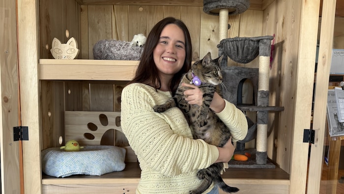 Alexandra dans les bras d'Émilie Dallaire devant la chatterie.