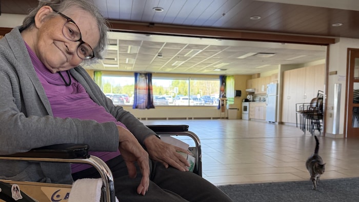 Alexandra se promène librement au CHSLD Saint-Alexandre