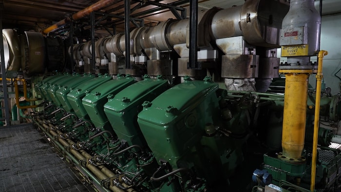 Une rangée de huit cylindres verts compose le moteur.