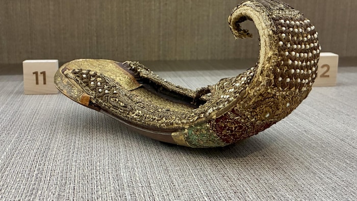 Ces chaussures indiennes à bout recourbé, ornées de fines perles de nacre, témoignent du prestige associé à ces ornements par l'élite dès la période moghole.