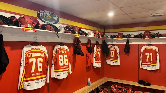 Un vestiaire de hockey.