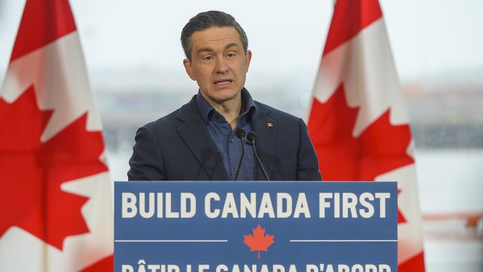 Pierre Poilievre parle dans un micro.