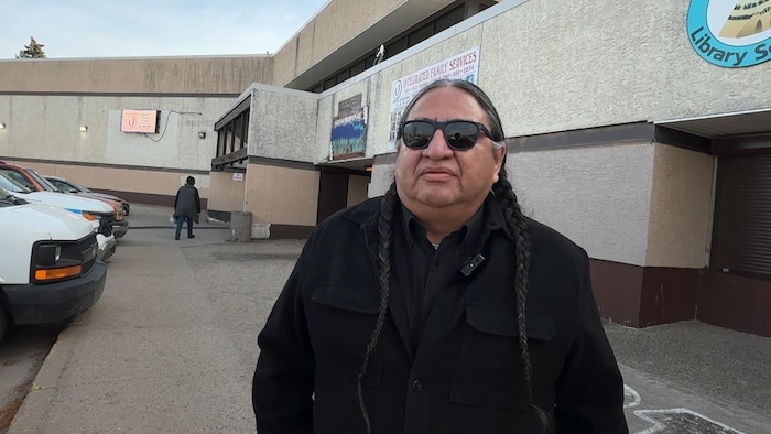 Le chef Desmond Bull de la Première Nation Louis Bull en entrevue en dehors d'un bureau de vote à Maskwacis le 19 octobre 2026.