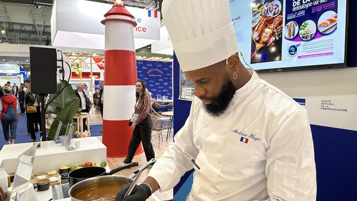 Un chef français au Salon mondial des poissons et fruits de mer de Barcelone.