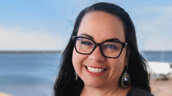 Tabatha Bernard debout souriante devant la baie.