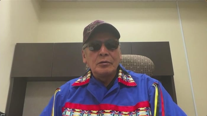 Le chef de la Première Nation Neskantaga, Gary Quisses, assis devant la caméra. 